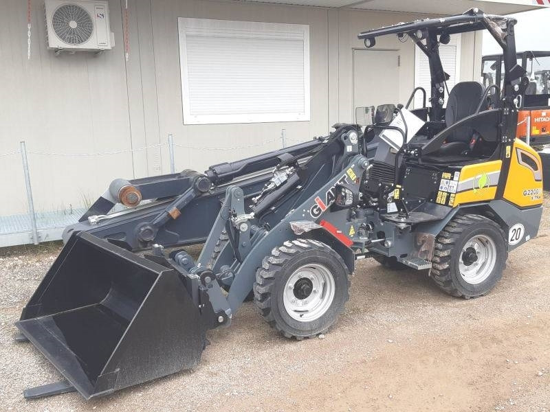 Giant G 2200 E X-Tra Elektro - Mini utovarivač: slika Giant G 2200 E X-Tra Elektro - Mini utovarivač Giant G 2200 E X-Tra Elektro - Mini utovarivač: slika Giant G 2200 E X-Tra Elektro - Mini utovarivač