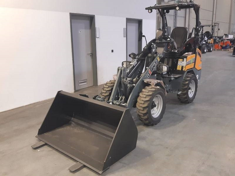 Giant G 2200 E X-Tra Elektro / electric - Mini utovarivač: slika Giant G 2200 E X-Tra Elektro / electric - Mini utovarivač Giant G 2200 E X-Tra Elektro / electric - Mini utovarivač: slika Giant G 2200 E X-Tra Elektro / electric - Mini utovarivač