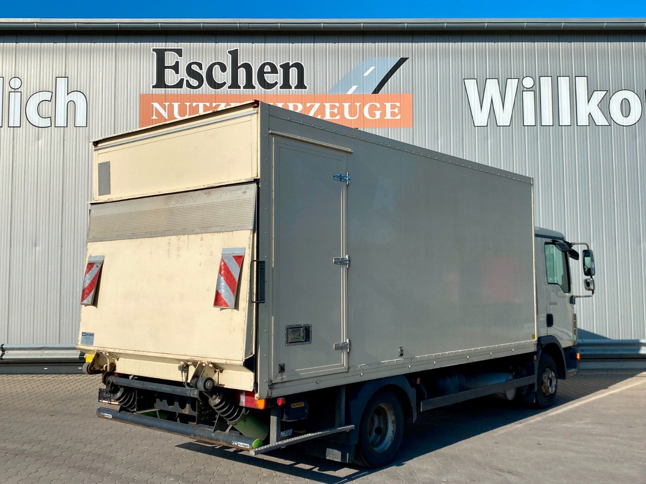 MAN TGL 8.150 Blatt/Blatt*5,5mKoffer*LBW*Seitentür MAN TGL 8.150 Blatt/Blatt*5,5mKoffer*LBW*Seitentür - Kamion sandučar: slika MAN TGL 8.150 Blatt/Blatt*5,5mKoffer*LBW*Seitentür MAN TGL 8.150 Blatt/Blatt*5,5mKoffer*LBW*Seitentür - Kamion sandučar MAN TGL 8.150 Blatt/Blatt*5,5mKoffer*LBW*Seitentür MAN TGL 8.150 Blatt/Blatt*5,5mKoffer*LBW*Seitentür - Kamion sandučar: slika MAN TGL 8.150 Blatt/Blatt*5,5mKoffer*LBW*Seitentür MAN TGL 8.150 Blatt/Blatt*5,5mKoffer*LBW*Seitentür - Kamion sandučar