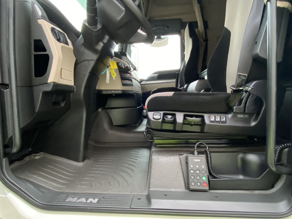 Kamion s otvorenim sandukom, Kamion s kranom MAN TGX 26.500 6x2-4 LL / HMF 2110 L-MC Kran: slika Kamion s otvorenim sandukom, Kamion s kranom MAN TGX 26.500 6x2-4 LL / HMF 2110 L-MC Kran