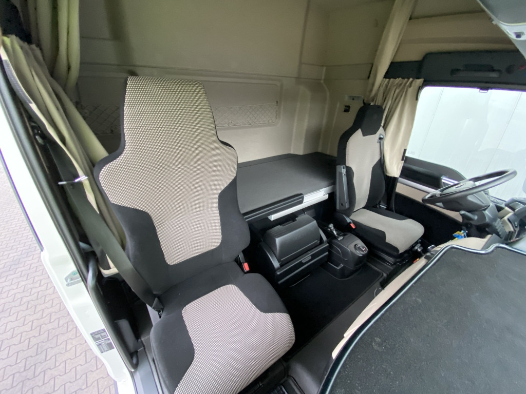 Kamion s otvorenim sandukom, Kamion s kranom MAN TGX 26.500 6x2-4 LL / HMF 2110 L-MC Kran: slika Kamion s otvorenim sandukom, Kamion s kranom MAN TGX 26.500 6x2-4 LL / HMF 2110 L-MC Kran