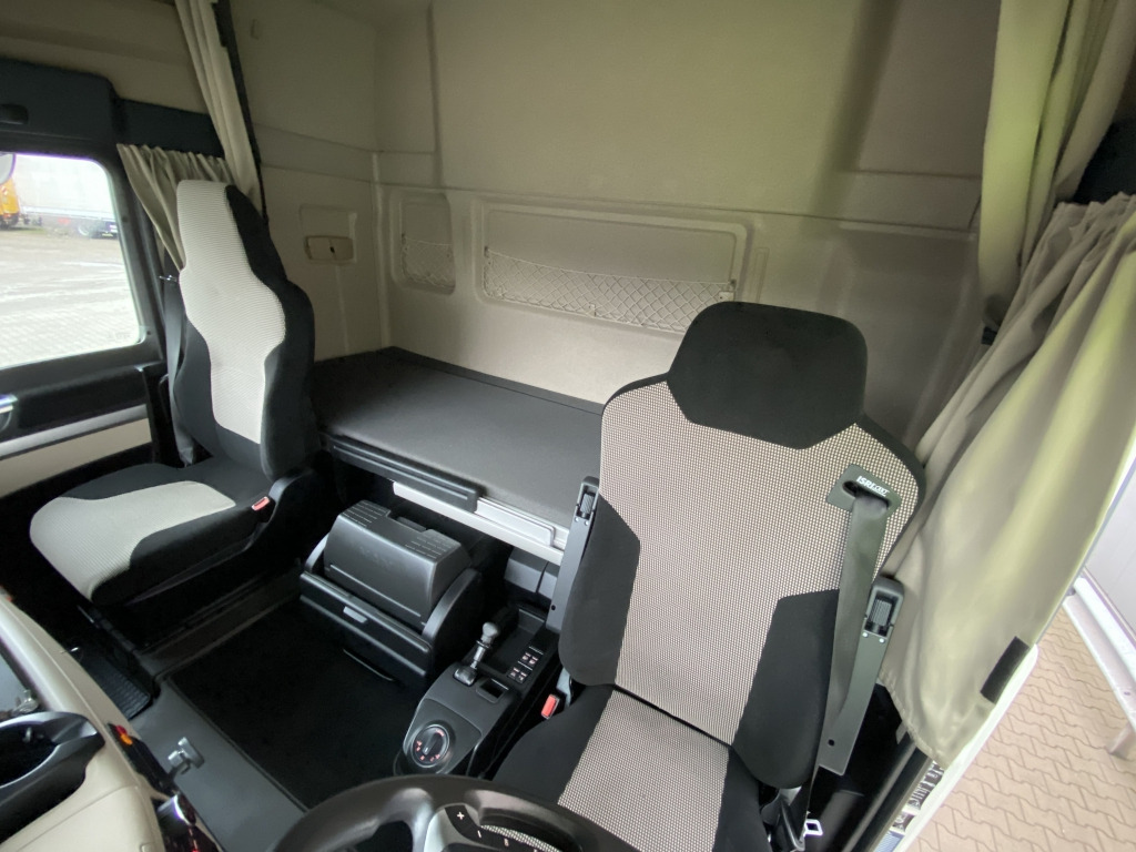 Kamion s otvorenim sandukom, Kamion s kranom MAN TGX 26.500 6x2-4 LL / HMF 2110 L-MC Kran: slika Kamion s otvorenim sandukom, Kamion s kranom MAN TGX 26.500 6x2-4 LL / HMF 2110 L-MC Kran