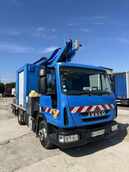Iveco Eurocargo 100E18 - Podizna platforma montirana na kamion: slika Iveco Eurocargo 100E18 - Podizna platforma montirana na kamion Iveco Eurocargo 100E18 - Podizna platforma montirana na kamion: slika Iveco Eurocargo 100E18 - Podizna platforma montirana na kamion