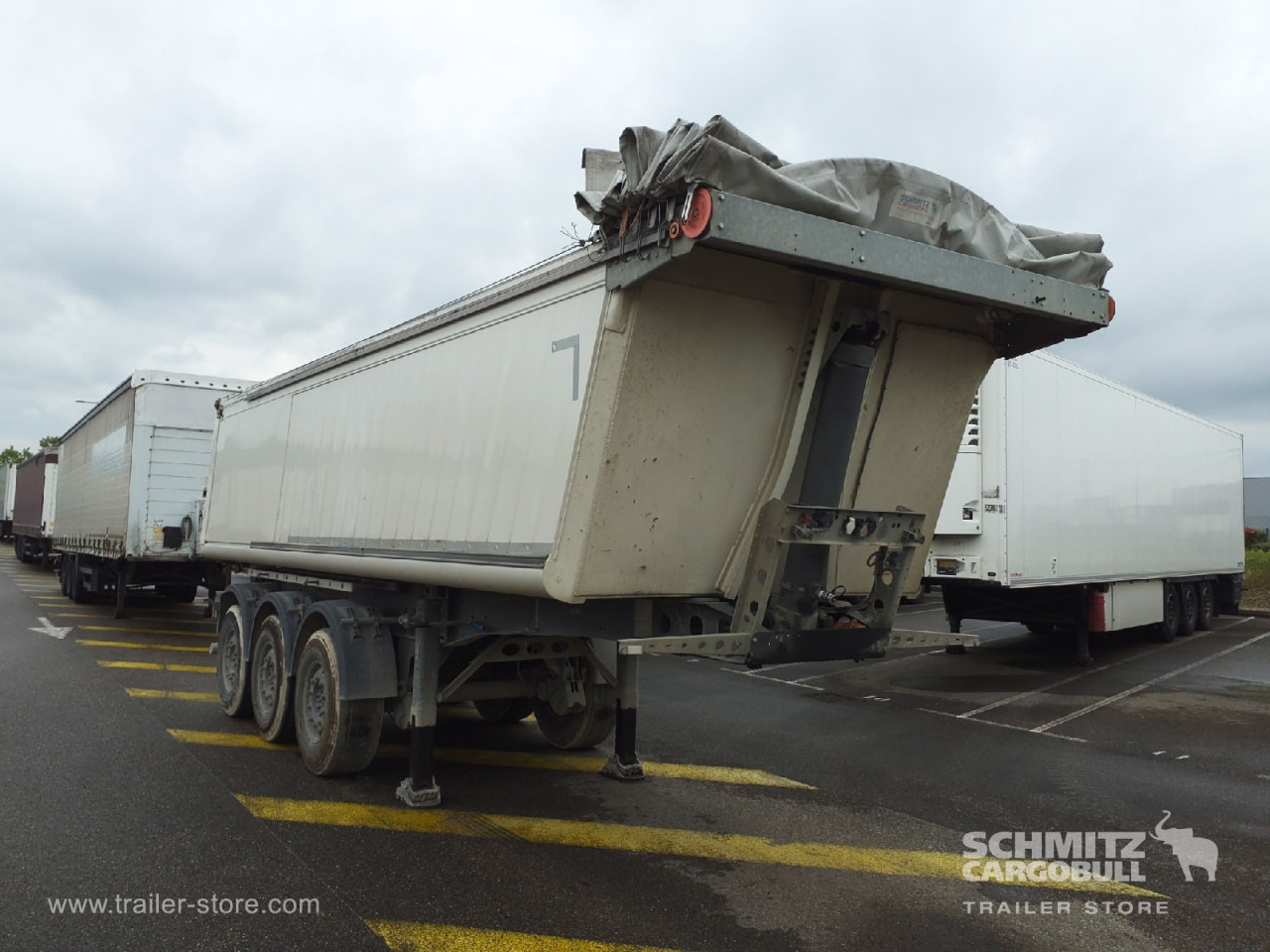 SCHMITZ Tipper Alu-square sided body 27m³ - Kiper poluprikolica: slika SCHMITZ Tipper Alu-square sided body 27m³ - Kiper poluprikolica SCHMITZ Tipper Alu-square sided body 27m³ - Kiper poluprikolica: slika SCHMITZ Tipper Alu-square sided body 27m³ - Kiper poluprikolica