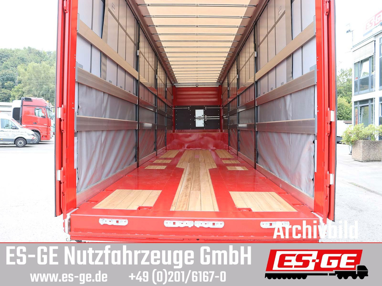 Poluprikolica s niskim utovarivačem ES-GE 4-Achs-Satteltieflader mit Curtainsider-Aufbau: slika Poluprikolica s niskim utovarivačem ES-GE 4-Achs-Satteltieflader mit Curtainsider-Aufbau