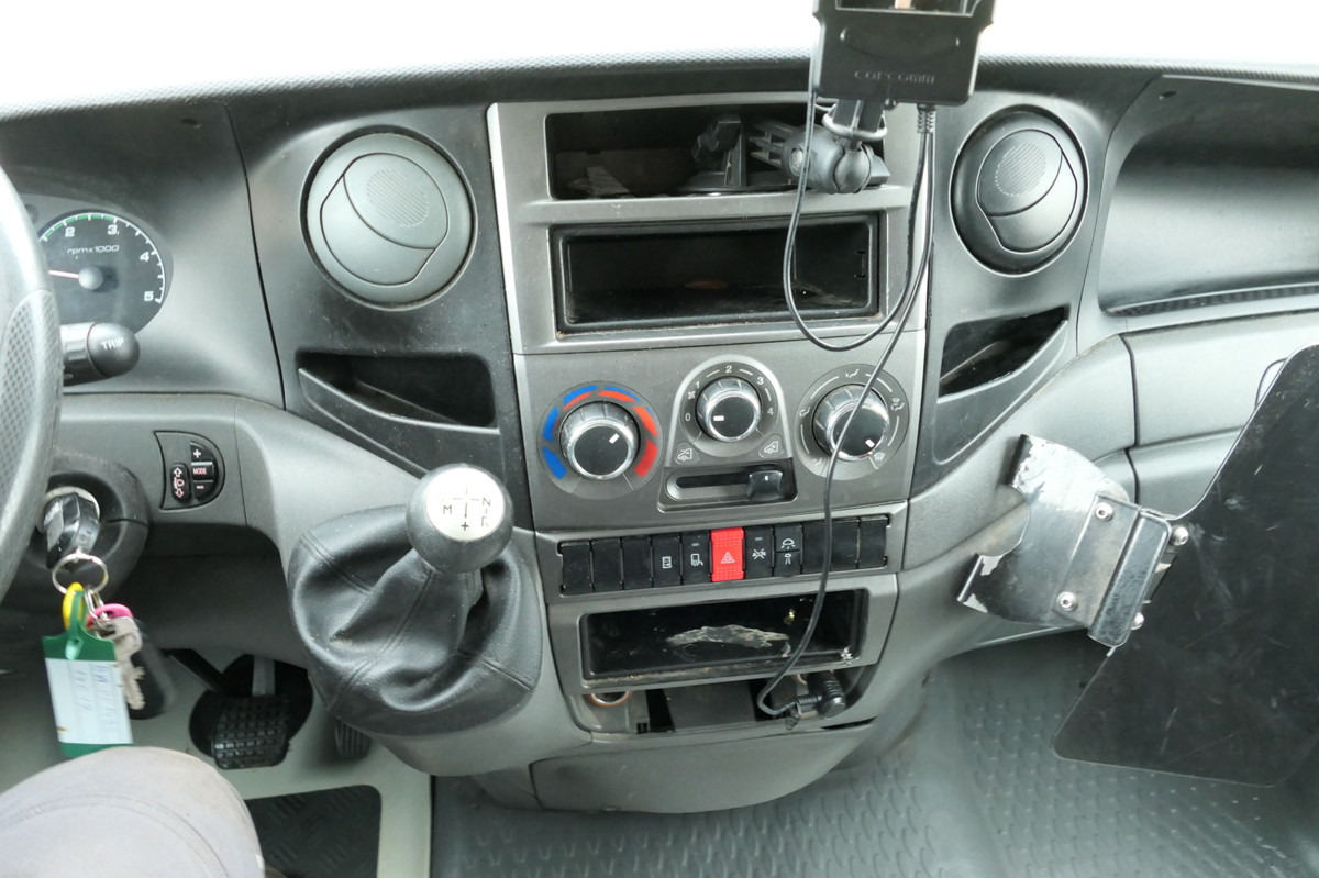 Dostavno vozilo sa zatvorenim sandukom IVECO Daily 35 S11 C30C AUTOMATIK KAMERA MAXI Regale L: slika Dostavno vozilo sa zatvorenim sandukom IVECO Daily 35 S11 C30C AUTOMATIK KAMERA MAXI Regale L