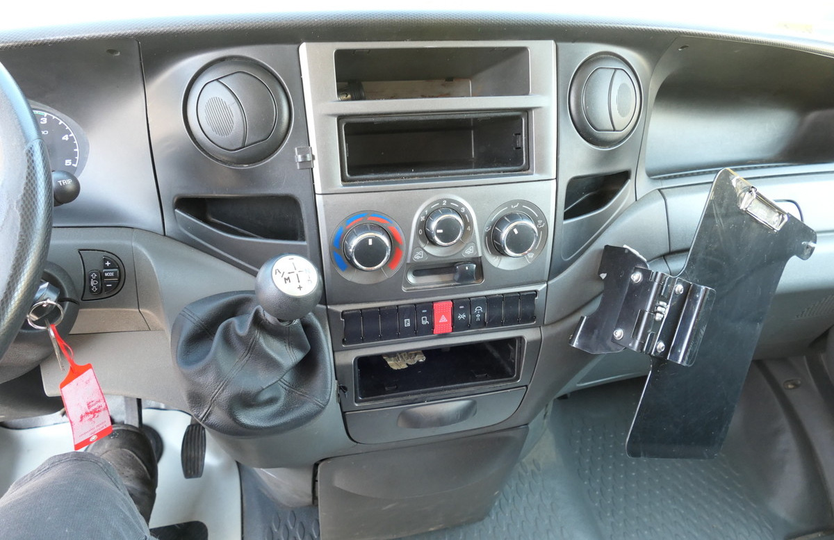 Dostavno vozilo sa zatvorenim sandukom IVECO Daily 35 S11 C30C AUTOMATIK KAMERA MAXI Regale L: slika Dostavno vozilo sa zatvorenim sandukom IVECO Daily 35 S11 C30C AUTOMATIK KAMERA MAXI Regale L