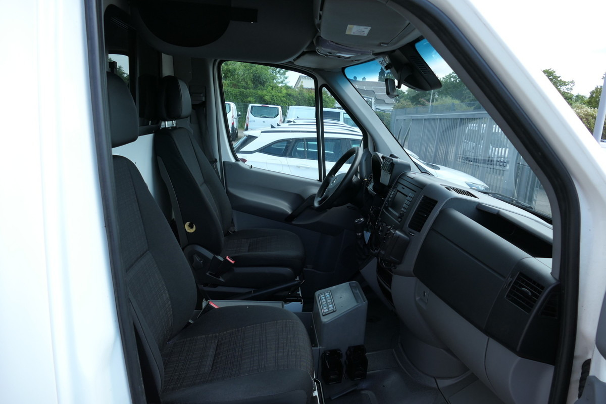 Vozilo hitne pomoći MERCEDES-BENZ 319 Sprinter 6-Zylinder Rettungswagen  Strobel: slika Vozilo hitne pomoći MERCEDES-BENZ 319 Sprinter 6-Zylinder Rettungswagen  Strobel