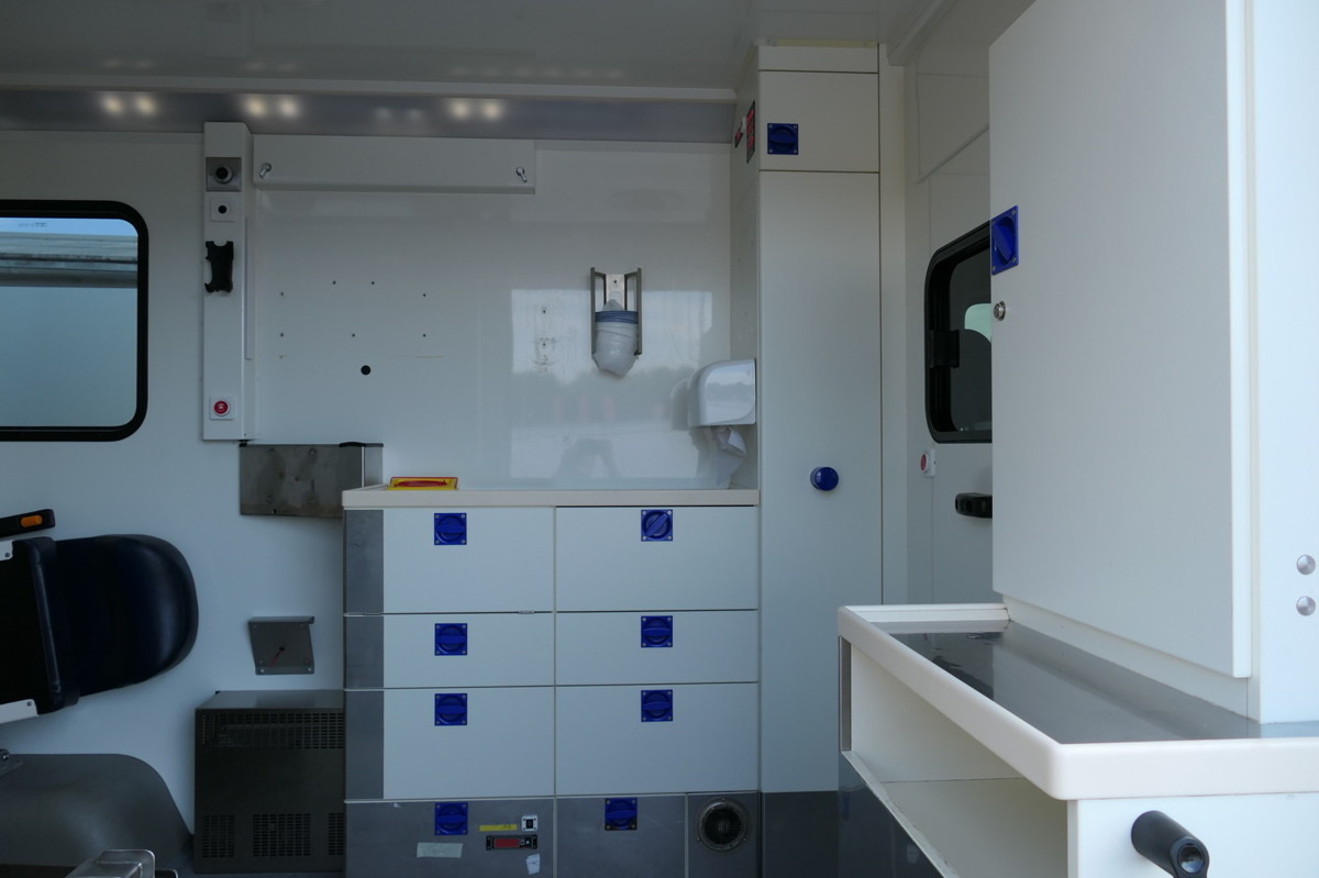 Vozilo hitne pomoći MERCEDES-BENZ 319 Sprinter 6-Zylinder Rettungswagen  Strobel: slika Vozilo hitne pomoći MERCEDES-BENZ 319 Sprinter 6-Zylinder Rettungswagen  Strobel