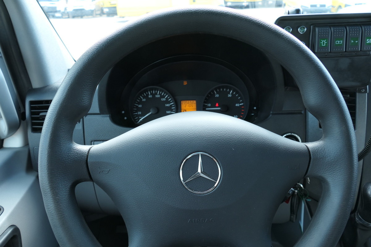Vozilo hitne pomoći MERCEDES-BENZ 319 Sprinter 6-Zylinder Rettungswagen  Strobel: slika Vozilo hitne pomoći MERCEDES-BENZ 319 Sprinter 6-Zylinder Rettungswagen  Strobel
