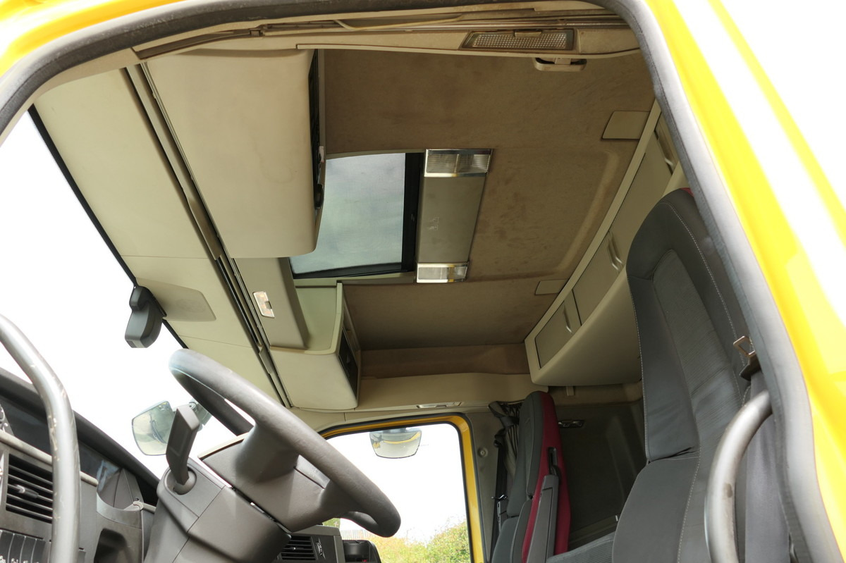 Interior photo 2: Transporter kontejnera/ Kamion s izmjenjivim sanducima VOLVO FH 26.420 6x2 BDF LBW KLIMA AHK
