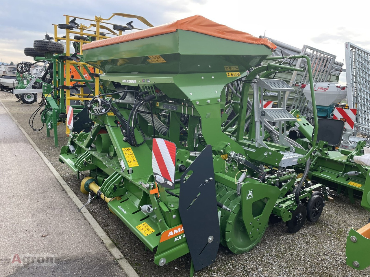 Amazone CENTAYA 3000 Spezial + KX 3001 - Kombajn i sijačica: slika Amazone CENTAYA 3000 Spezial + KX 3001 - Kombajn i sijačica Amazone CENTAYA 3000 Spezial + KX 3001 - Kombajn i sijačica: slika Amazone CENTAYA 3000 Spezial + KX 3001 - Kombajn i sijačica