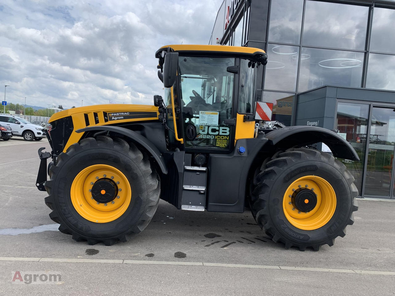 JCB Fastrac 4220 iCON - Traktor: slika JCB Fastrac 4220 iCON - Traktor JCB Fastrac 4220 iCON - Traktor: slika JCB Fastrac 4220 iCON - Traktor