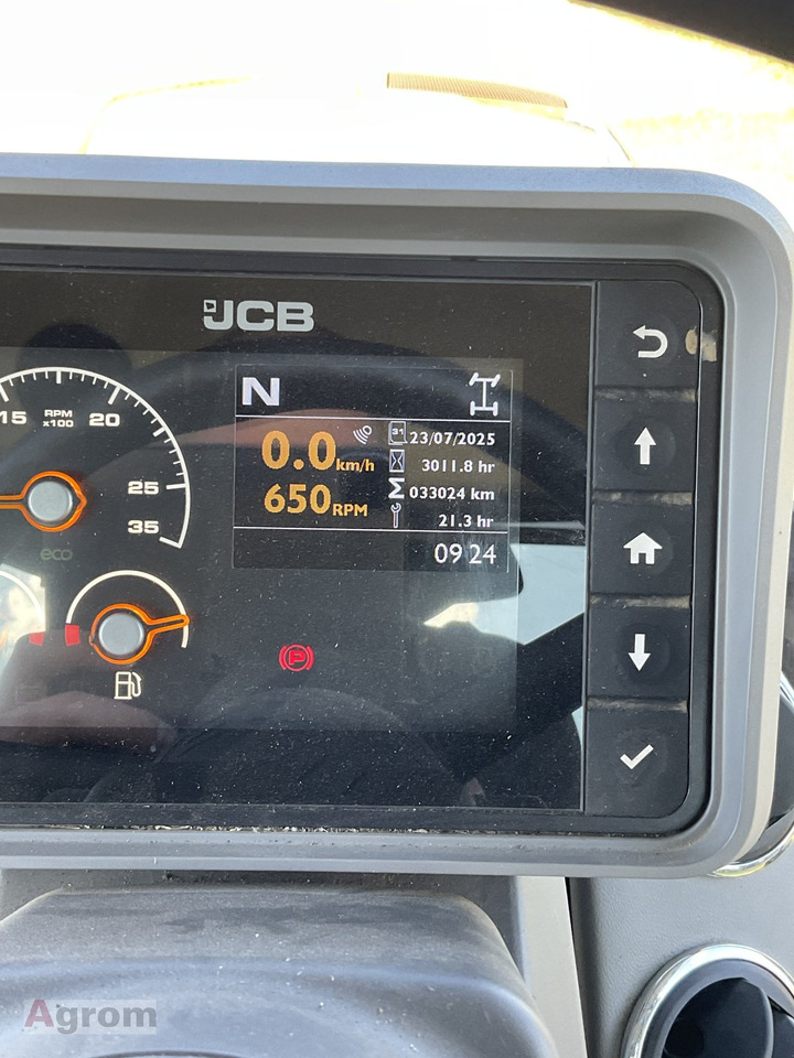 JCB Fastrac 4220 mit Lenksystem RTK - Traktor: slika JCB Fastrac 4220 mit Lenksystem RTK - Traktor JCB Fastrac 4220 mit Lenksystem RTK - Traktor: slika JCB Fastrac 4220 mit Lenksystem RTK - Traktor