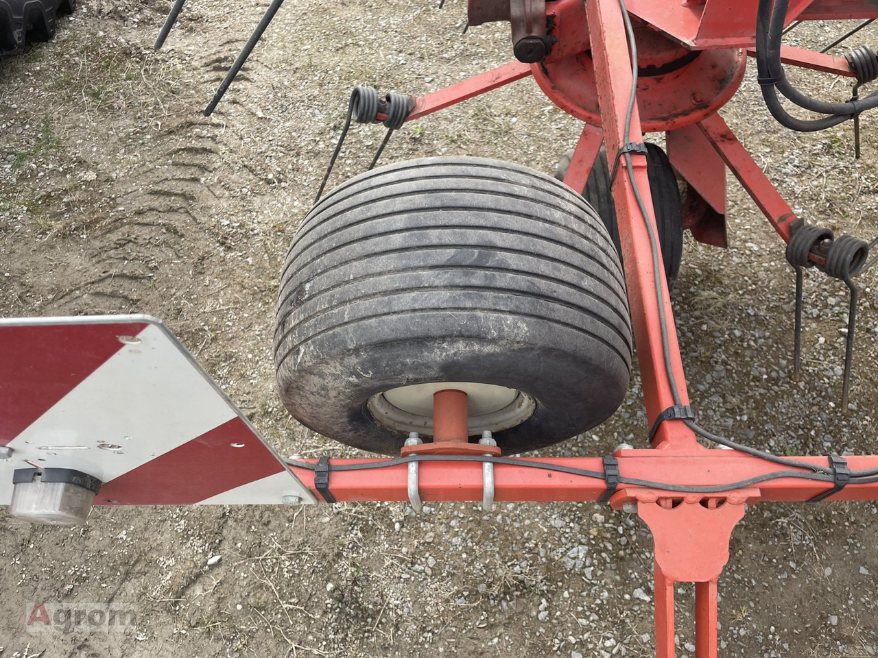 Prevrtač sijena/ Grabulje Kuhn GF 8501: slika Prevrtač sijena/ Grabulje Kuhn GF 8501 Prevrtač sijena/ Grabulje Kuhn GF 8501: slika Prevrtač sijena/ Grabulje Kuhn GF 8501