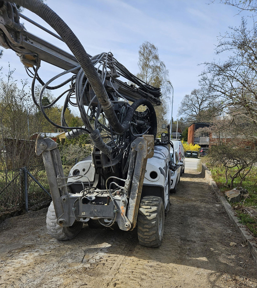 Atlas Copco FlexiROC T20 R-01 - Platforma za bušenje: slika Atlas Copco FlexiROC T20 R-01 - Platforma za bušenje Atlas Copco FlexiROC T20 R-01 - Platforma za bušenje: slika Atlas Copco FlexiROC T20 R-01 - Platforma za bušenje