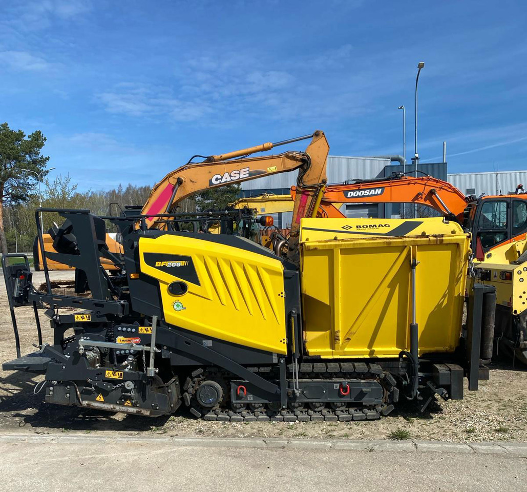 Bomag BF200 C-2 - Finišer za asfalt: slika Bomag BF200 C-2 - Finišer za asfalt Bomag BF200 C-2 - Finišer za asfalt: slika Bomag BF200 C-2 - Finišer za asfalt