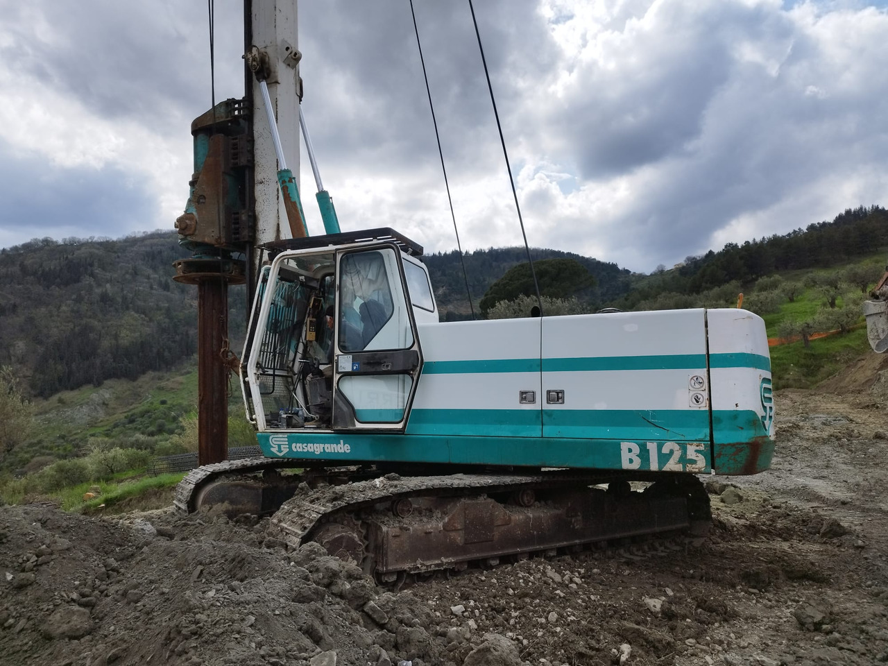 Casagrande B125 - Zabijač stupova: slika Casagrande B125 - Zabijač stupova Casagrande B125 - Zabijač stupova: slika Casagrande B125 - Zabijač stupova