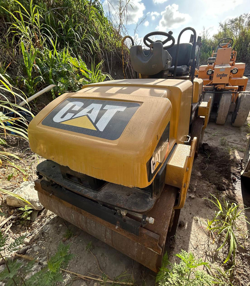 Caterpillar CB-214E - Valjak: slika Caterpillar CB-214E - Valjak Caterpillar CB-214E - Valjak: slika Caterpillar CB-214E - Valjak