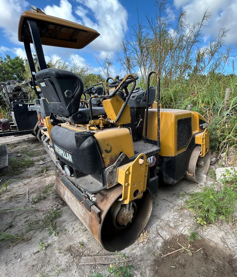 Caterpillar CB-214E - Valjak: slika Caterpillar CB-214E - Valjak Caterpillar CB-214E - Valjak: slika Caterpillar CB-214E - Valjak