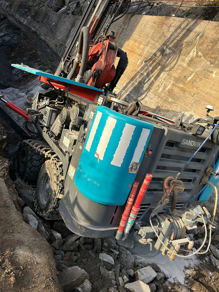 Sandvik Commando DC300Ri - Platforma za bušenje: slika Sandvik Commando DC300Ri - Platforma za bušenje Sandvik Commando DC300Ri - Platforma za bušenje: slika Sandvik Commando DC300Ri - Platforma za bušenje