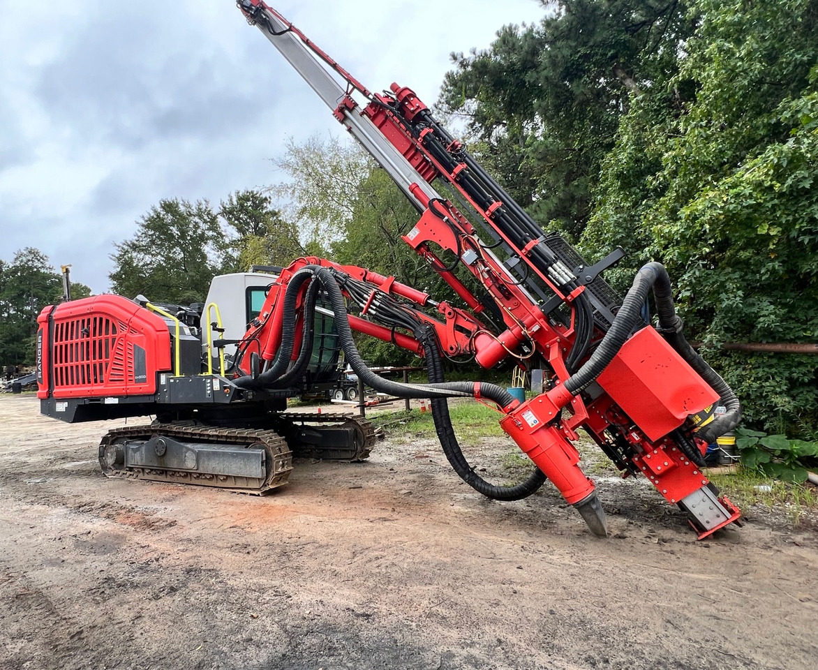 Sandvik DX900i - Platforma za bušenje: slika Sandvik DX900i - Platforma za bušenje Sandvik DX900i - Platforma za bušenje: slika Sandvik DX900i - Platforma za bušenje