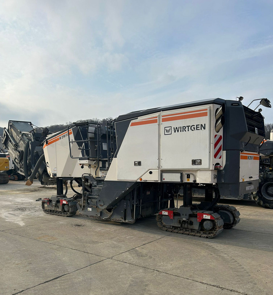 Wirtgen W 210 FI - Finišer za asfalt: slika Wirtgen W 210 FI - Finišer za asfalt Wirtgen W 210 FI - Finišer za asfalt: slika Wirtgen W 210 FI - Finišer za asfalt