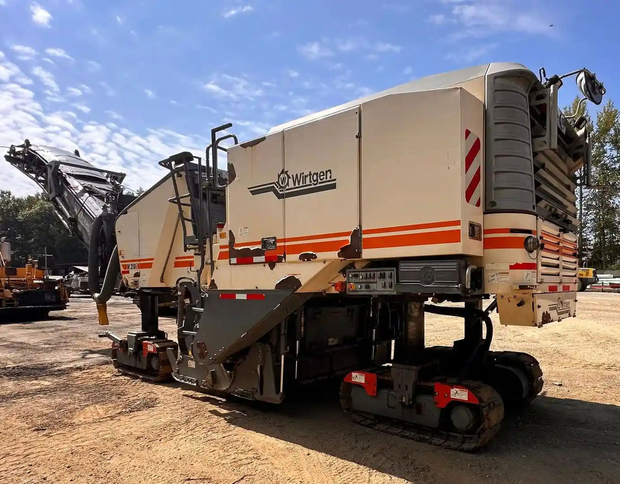 Wirtgen W 210 i - Hladni planer: slika Wirtgen W 210 i - Hladni planer Wirtgen W 210 i - Hladni planer: slika Wirtgen W 210 i - Hladni planer