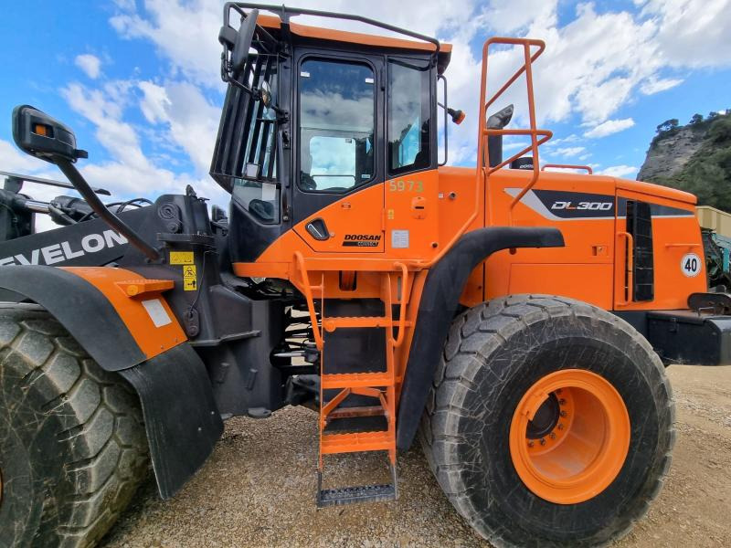 Doosan DL300 - Utovarivač na kotačima: slika Doosan DL300 - Utovarivač na kotačima Doosan DL300 - Utovarivač na kotačima: slika Doosan DL300 - Utovarivač na kotačima