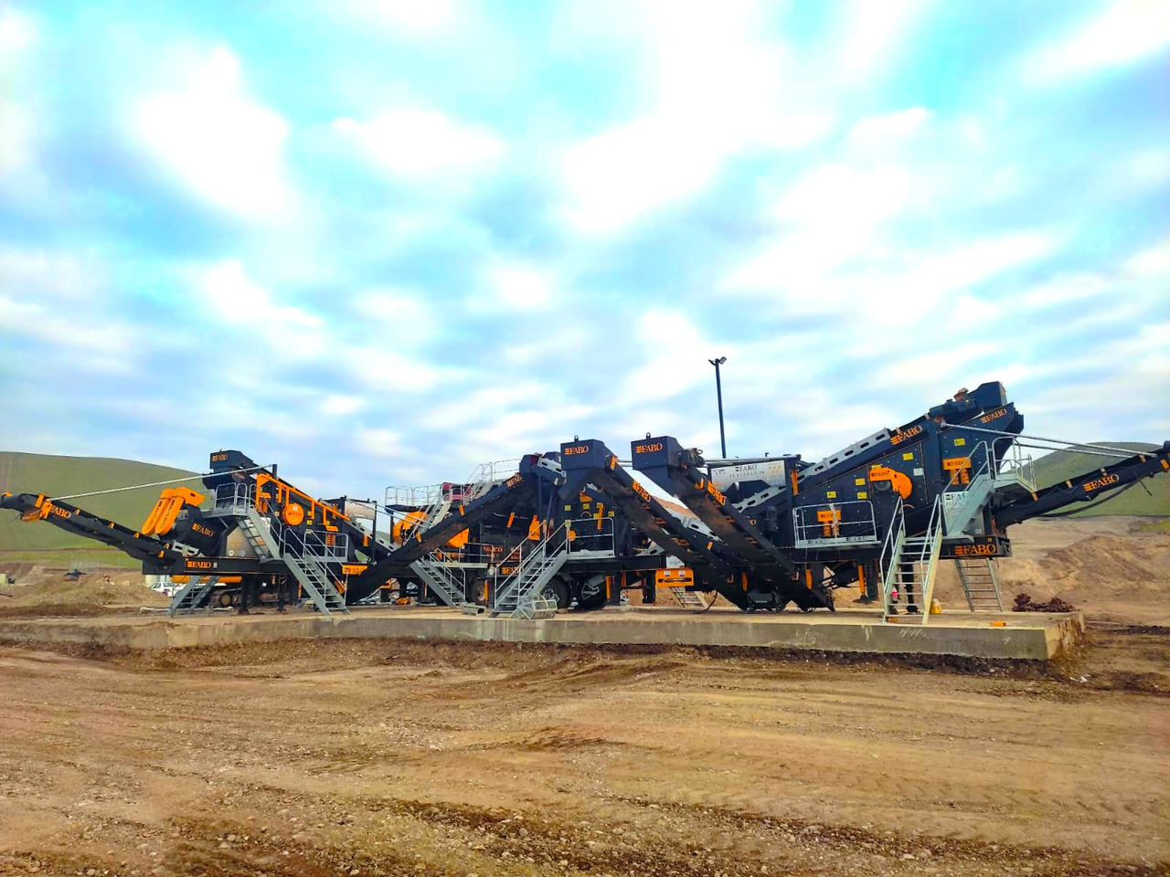 FABO Mobile crusher - Mobilna drobilica: slika FABO Mobile crusher - Mobilna drobilica FABO Mobile crusher - Mobilna drobilica: slika FABO Mobile crusher - Mobilna drobilica