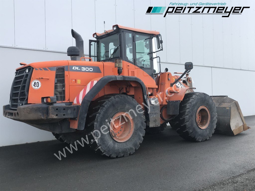 Doosan Radlader DL 300-3 - Utovarivač na kotačima: slika Doosan Radlader DL 300-3 - Utovarivač na kotačima Doosan Radlader DL 300-3 - Utovarivač na kotačima: slika Doosan Radlader DL 300-3 - Utovarivač na kotačima