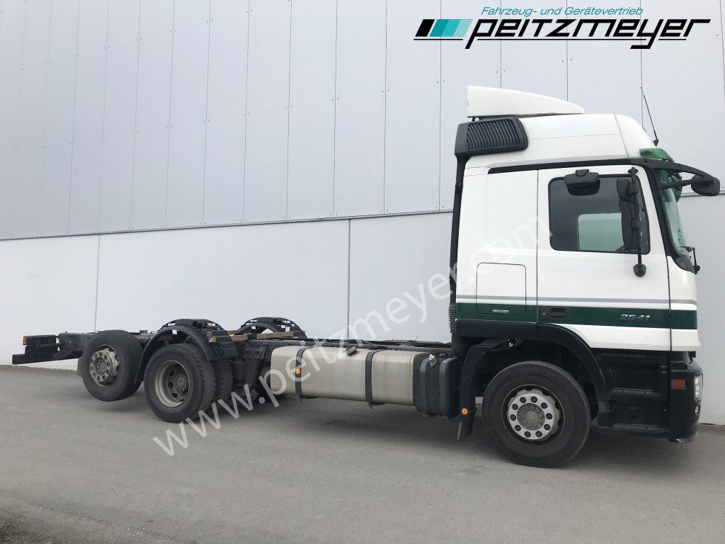 Kamion-šasija MERCEDES-BENZ Actros 2541 L Fahrgestell, 3 Pedale, MP2, Klima Blatt/Luft: slika Kamion-šasija MERCEDES-BENZ Actros 2541 L Fahrgestell, 3 Pedale, MP2, Klima Blatt/Luft