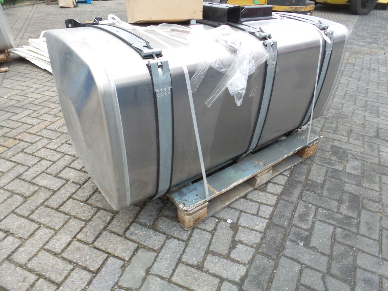 MAN 4 x Man 710 ltr tank orgineel / incl steunen / parts nr 81.12201-6949 160x70 - Spremnik goriva: slika MAN 4 x Man 710 ltr tank orgineel / incl steunen / parts nr 81.12201-6949 160x70 - Spremnik goriva MAN 4 x Man 710 ltr tank orgineel / incl steunen / parts nr 81.12201-6949 160x70 - Spremnik goriva: slika MAN 4 x Man 710 ltr tank orgineel / incl steunen / parts nr 81.12201-6949 160x70 - Spremnik goriva