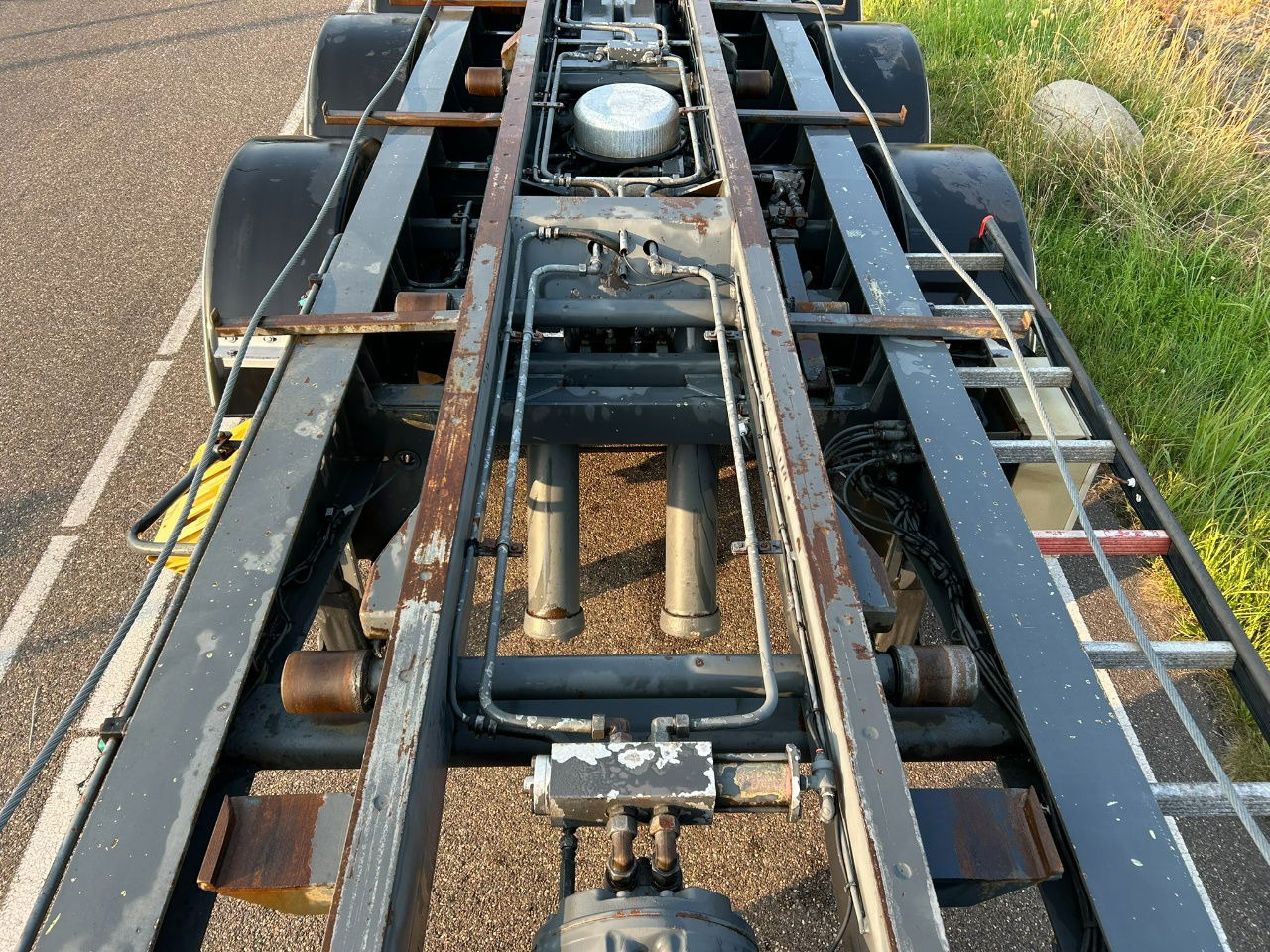 Transporter kontejnera/ Poluprikolica s izmjenjivim sanducima Van Hool Cable system 90 tipping / disc brakes bpw / lifting axle / remote control: slika Transporter kontejnera/ Poluprikolica s izmjenjivim sanducima Van Hool Cable system 90 tipping / disc brakes bpw / lifting axle / remote control