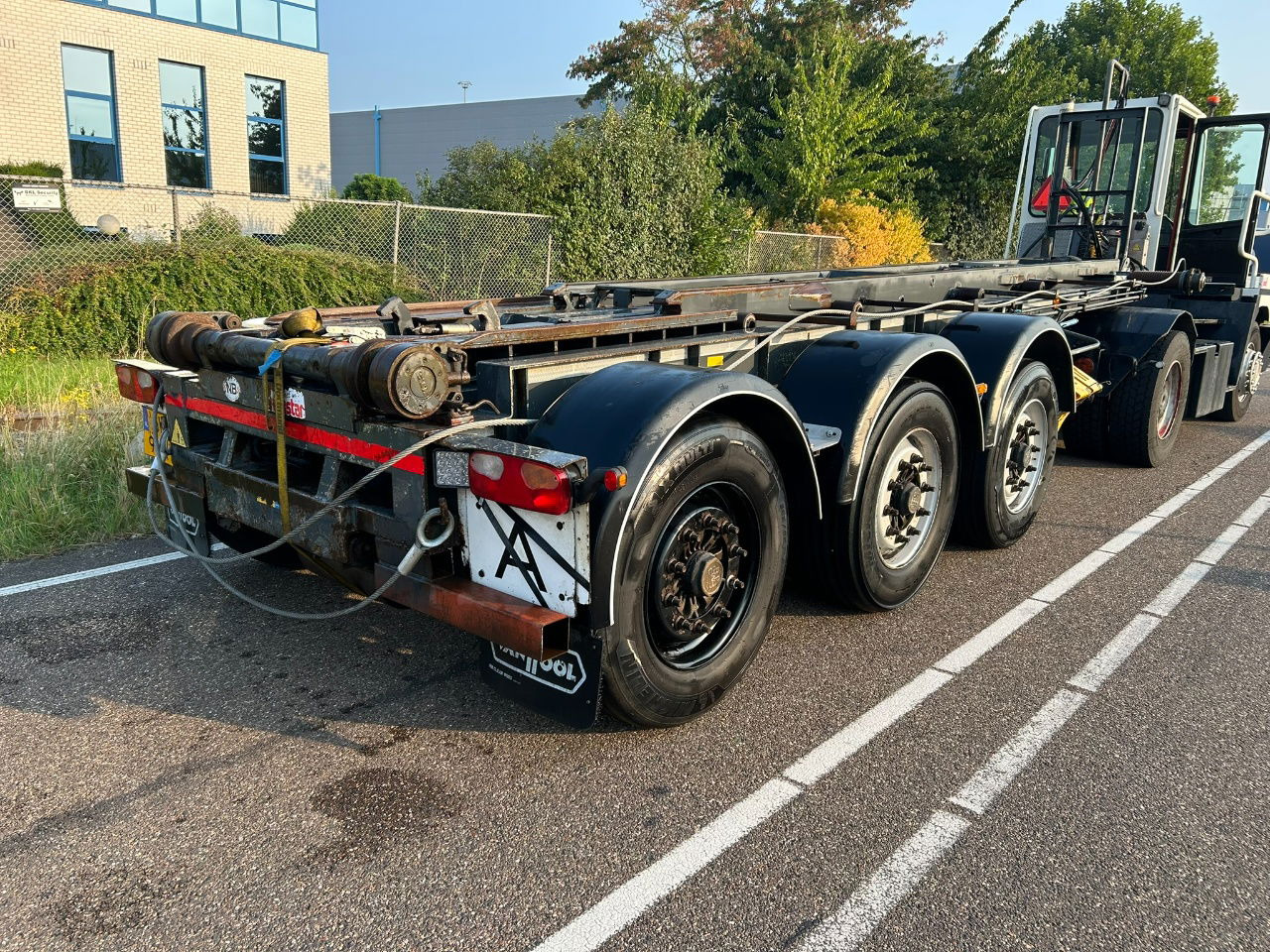 Van Hool Cable system 90 tipping / disc brakes bpw / lifting axle / remote control - Transporter kontejnera/ Poluprikolica s izmjenjivim sanducima: slika Van Hool Cable system 90 tipping / disc brakes bpw / lifting axle / remote control - Transporter kontejnera/ Poluprikolica s izmjenjivim sanducima Van Hool Cable system 90 tipping / disc brakes bpw / lifting axle / remote control - Transporter kontejnera/ Poluprikolica s izmjenjivim sanducima: slika Van Hool Cable system 90 tipping / disc brakes bpw / lifting axle / remote control - Transporter kontejnera/ Poluprikolica s izmjenjivim sanducima
