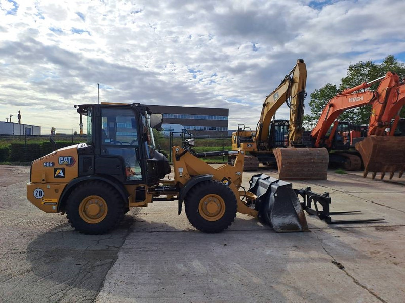Cat 906 (Bucket+Forks) - Utovarivač na kotačima: slika Cat 906 (Bucket+Forks) - Utovarivač na kotačima Cat 906 (Bucket+Forks) - Utovarivač na kotačima: slika Cat 906 (Bucket+Forks) - Utovarivač na kotačima