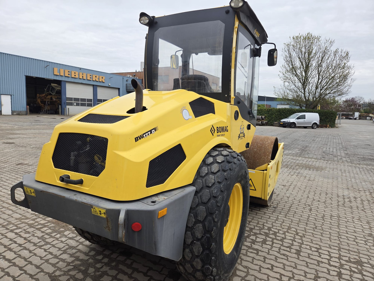 BOMAG BW177D-5 - Kompaktor: slika BOMAG BW177D-5 - Kompaktor BOMAG BW177D-5 - Kompaktor: slika BOMAG BW177D-5 - Kompaktor