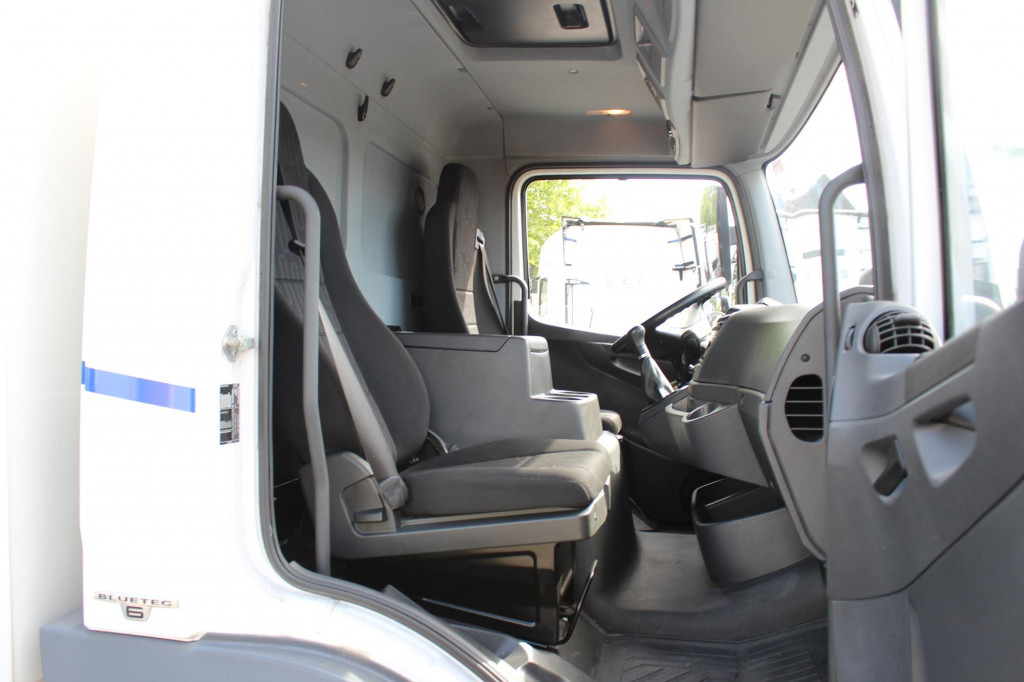 Mercedes-Benz Atego 1221 E6 Koffer Klima LDW Schalter LBW - Kamion: slika Mercedes-Benz Atego 1221 E6 Koffer Klima LDW Schalter LBW - Kamion Mercedes-Benz Atego 1221 E6 Koffer Klima LDW Schalter LBW - Kamion: slika Mercedes-Benz Atego 1221 E6 Koffer Klima LDW Schalter LBW - Kamion