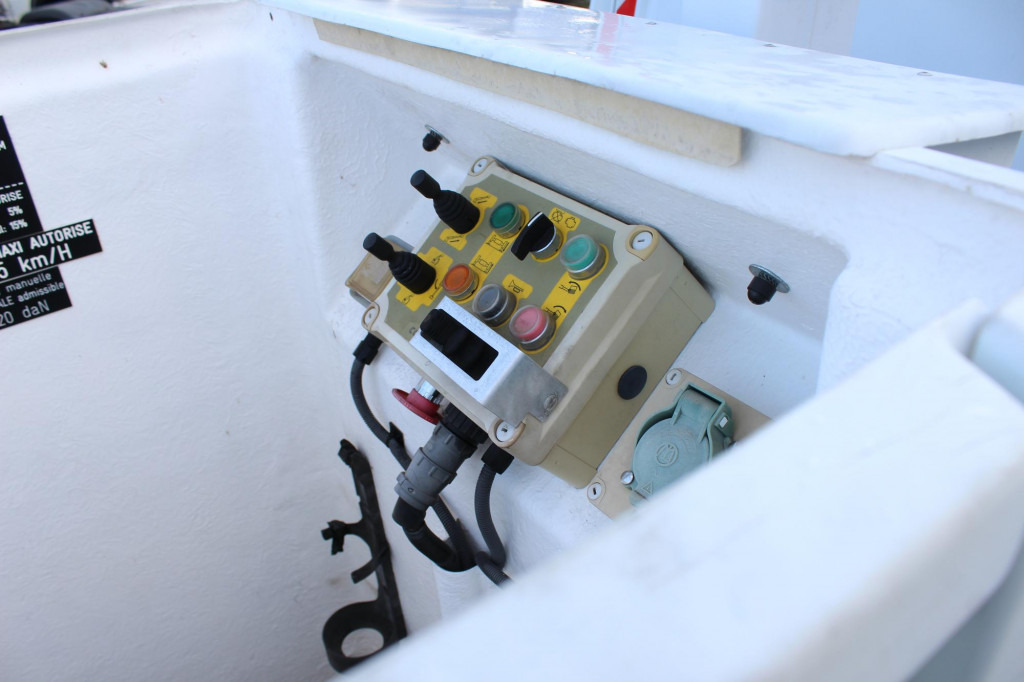 Renault Master Comilev 100TF1 10m Klima nur 167h HU-UVV - Podizna platforma montirana na kamion: slika Renault Master Comilev 100TF1 10m Klima nur 167h HU-UVV - Podizna platforma montirana na kamion Renault Master Comilev 100TF1 10m Klima nur 167h HU-UVV - Podizna platforma montirana na kamion: slika Renault Master Comilev 100TF1 10m Klima nur 167h HU-UVV - Podizna platforma montirana na kamion