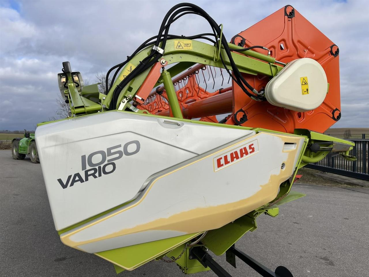 CLAAS Schneidwerk Claas Vario V1050 mit LED Laserpilot links und rechts, Transportwagen 40 km/h - Heder za kombajn: slika CLAAS Schneidwerk Claas Vario V1050 mit LED Laserpilot links und rechts, Transportwagen 40 km/h - Heder za kombajn CLAAS Schneidwerk Claas Vario V1050 mit LED Laserpilot links und rechts, Transportwagen 40 km/h - Heder za kombajn: slika CLAAS Schneidwerk Claas Vario V1050 mit LED Laserpilot links und rechts, Transportwagen 40 km/h - Heder za kombajn