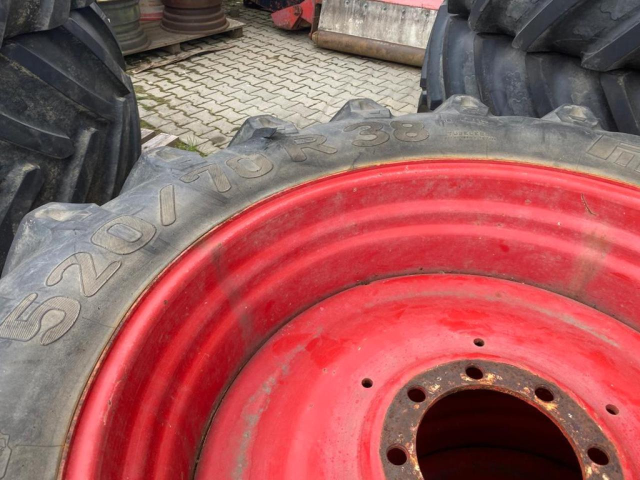Fendt Komplettrad 420/70 R28 und 520/70 R38 - Traktor: slika Fendt Komplettrad 420/70 R28 und 520/70 R38 - Traktor Fendt Komplettrad 420/70 R28 und 520/70 R38 - Traktor: slika Fendt Komplettrad 420/70 R28 und 520/70 R38 - Traktor