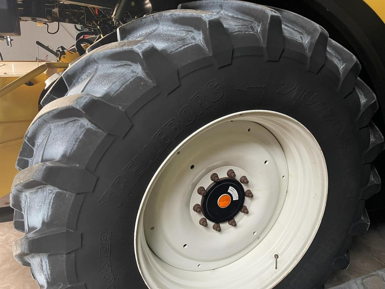 New Holland New Holland CR 9.80 / 710/70R42, Trelleborg und BKT - Heder za kombajn: slika New Holland New Holland CR 9.80 / 710/70R42, Trelleborg und BKT - Heder za kombajn New Holland New Holland CR 9.80 / 710/70R42, Trelleborg und BKT - Heder za kombajn: slika New Holland New Holland CR 9.80 / 710/70R42, Trelleborg und BKT - Heder za kombajn