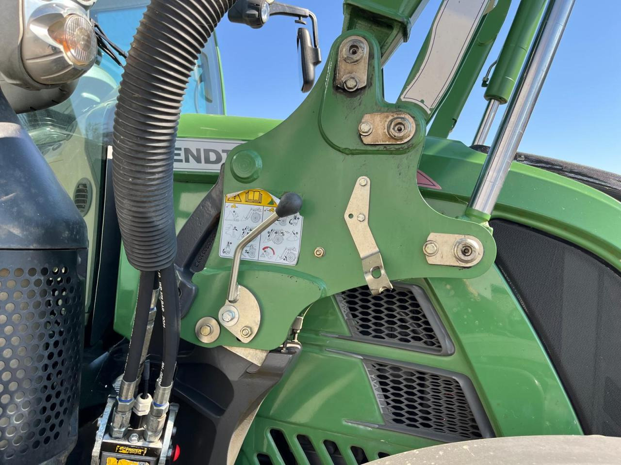 Fendt Frontlader Cargo 4X80 mit Konsole Vario 500 700 - Priključak: slika Fendt Frontlader Cargo 4X80 mit Konsole Vario 500 700 - Priključak Fendt Frontlader Cargo 4X80 mit Konsole Vario 500 700 - Priključak: slika Fendt Frontlader Cargo 4X80 mit Konsole Vario 500 700 - Priključak