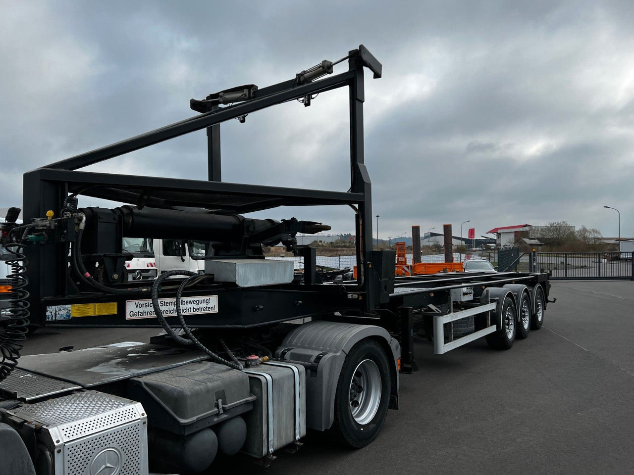 H&W 3- Achs Auflieger für Presscontainer H&W 3- Achs Auflieger für Presscontainer - Transporter kontejnera/ Poluprikolica s izmjenjivim sanducima: slika H&W 3- Achs Auflieger für Presscontainer H&W 3- Achs Auflieger für Presscontainer - Transporter kontejnera/ Poluprikolica s izmjenjivim sanducima H&W 3- Achs Auflieger für Presscontainer H&W 3- Achs Auflieger für Presscontainer - Transporter kontejnera/ Poluprikolica s izmjenjivim sanducima: slika H&W 3- Achs Auflieger für Presscontainer H&W 3- Achs Auflieger für Presscontainer - Transporter kontejnera/ Poluprikolica s izmjenjivim sanducima