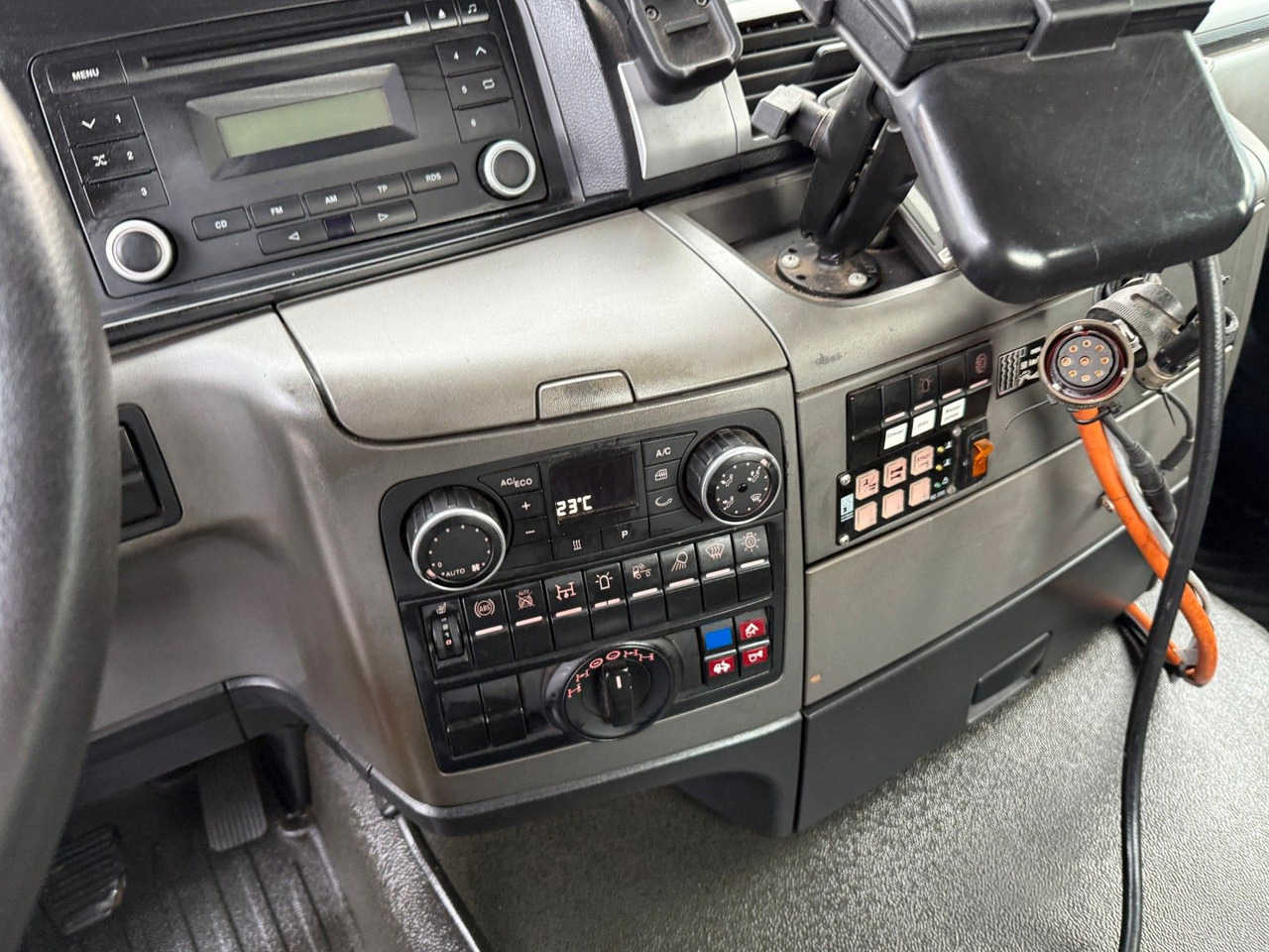 MAN TGS 18.360 4x4 Winterdienst Meiller Abroller - Kamion s kukastom dizalicom: slika MAN TGS 18.360 4x4 Winterdienst Meiller Abroller - Kamion s kukastom dizalicom MAN TGS 18.360 4x4 Winterdienst Meiller Abroller - Kamion s kukastom dizalicom: slika MAN TGS 18.360 4x4 Winterdienst Meiller Abroller - Kamion s kukastom dizalicom