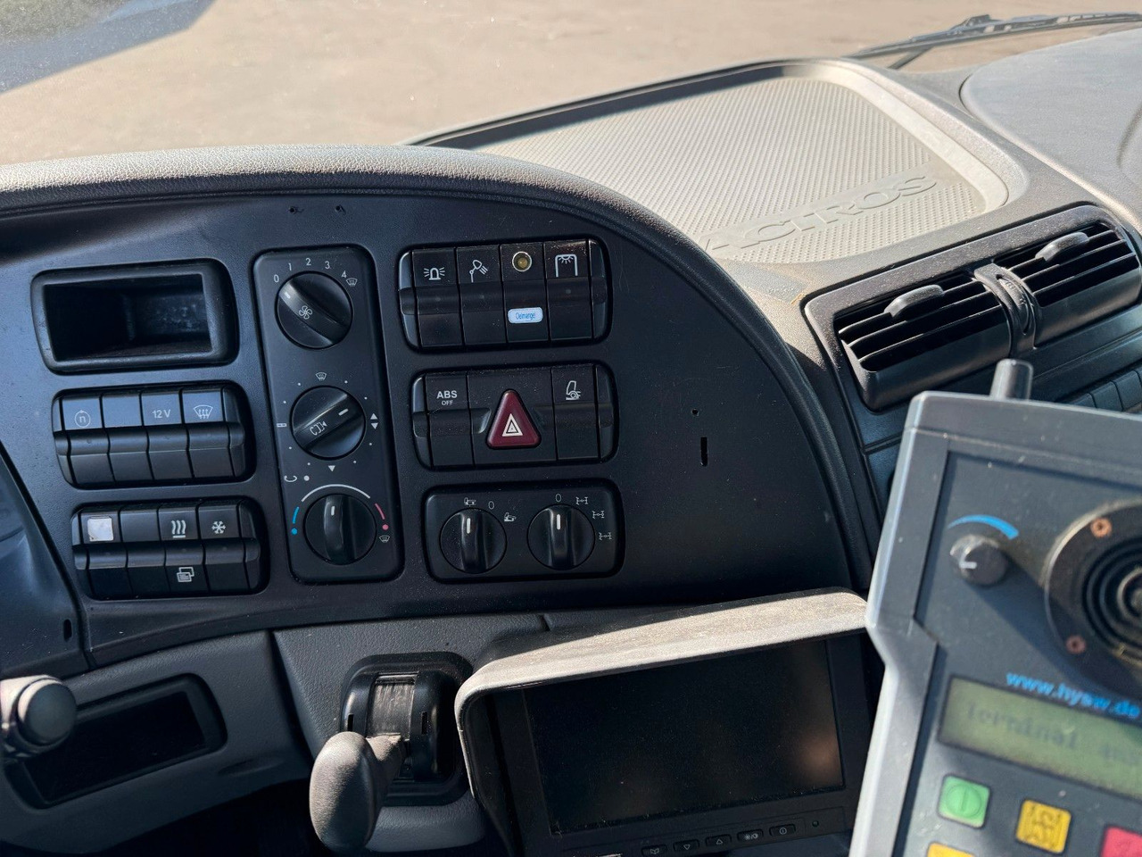 Mercedes-Benz Actros 3341 6x6 Kipperfahrgestell mit Zylinder - Kamion-šasija: slika Mercedes-Benz Actros 3341 6x6 Kipperfahrgestell mit Zylinder - Kamion-šasija Mercedes-Benz Actros 3341 6x6 Kipperfahrgestell mit Zylinder - Kamion-šasija: slika Mercedes-Benz Actros 3341 6x6 Kipperfahrgestell mit Zylinder - Kamion-šasija