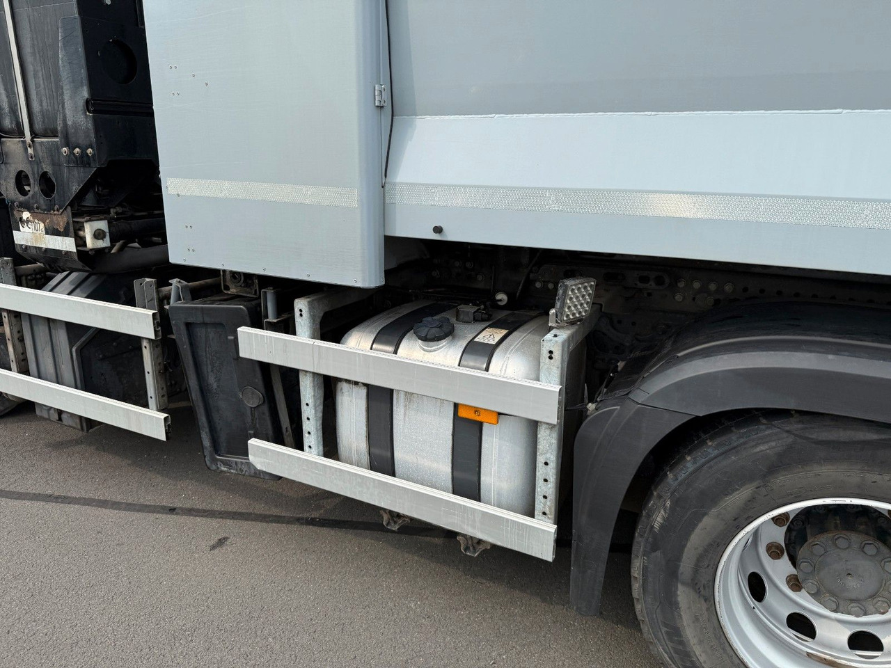 Kamion za odvoz smeća Mercedes-Benz Antos 2533 Seitenlader Zoeller SLF XL: slika Kamion za odvoz smeća Mercedes-Benz Antos 2533 Seitenlader Zoeller SLF XL Kamion za odvoz smeća Mercedes-Benz Antos 2533 Seitenlader Zoeller SLF XL: slika Kamion za odvoz smeća Mercedes-Benz Antos 2533 Seitenlader Zoeller SLF XL