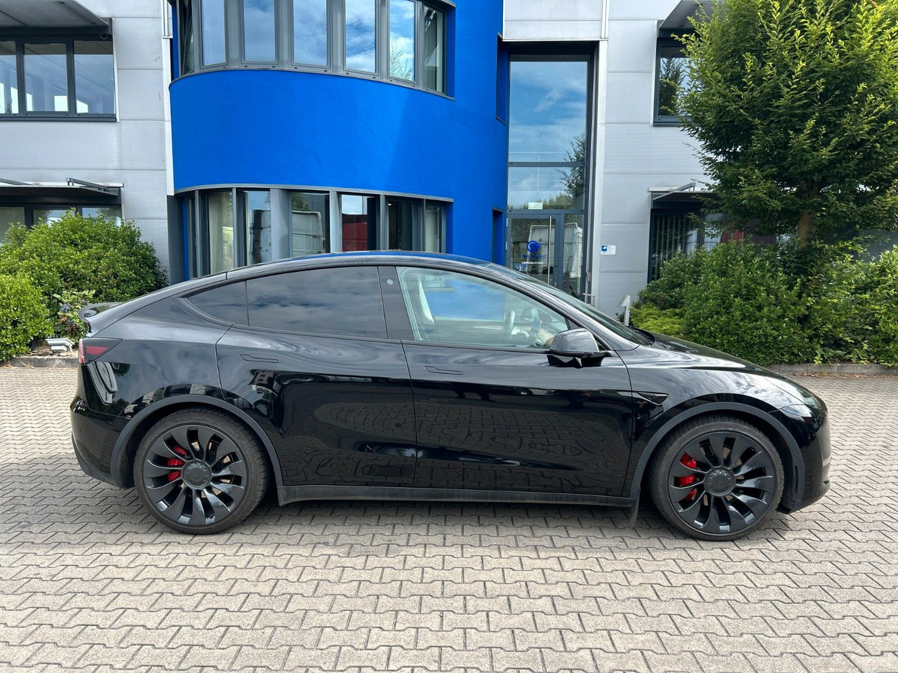 Tesla Model Y Performance Dual AWD - Limuzina: slika Tesla Model Y Performance Dual AWD - Limuzina Tesla Model Y Performance Dual AWD - Limuzina: slika Tesla Model Y Performance Dual AWD - Limuzina