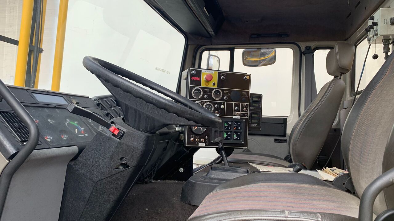 FMC Deicer SMD 2000 - Vozilo za odleđivanje zrakoplova: slika FMC Deicer SMD 2000 - Vozilo za odleđivanje zrakoplova FMC Deicer SMD 2000 - Vozilo za odleđivanje zrakoplova: slika FMC Deicer SMD 2000 - Vozilo za odleđivanje zrakoplova