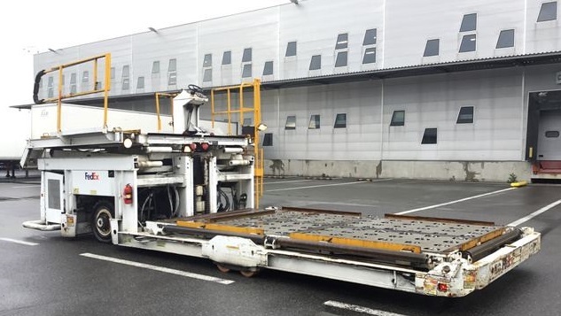 FMC Lower Deck Loader Commander 15 Standard - Utovarivač kontejnera/ Paleta: slika FMC Lower Deck Loader Commander 15 Standard - Utovarivač kontejnera/ Paleta FMC Lower Deck Loader Commander 15 Standard - Utovarivač kontejnera/ Paleta: slika FMC Lower Deck Loader Commander 15 Standard - Utovarivač kontejnera/ Paleta